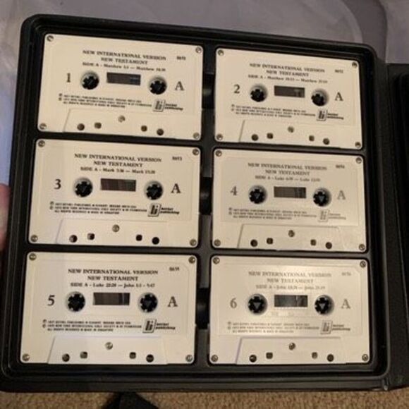 Holy Bible New International Version New Testament on 12 Cassette Tapes - Picture 6 of 7